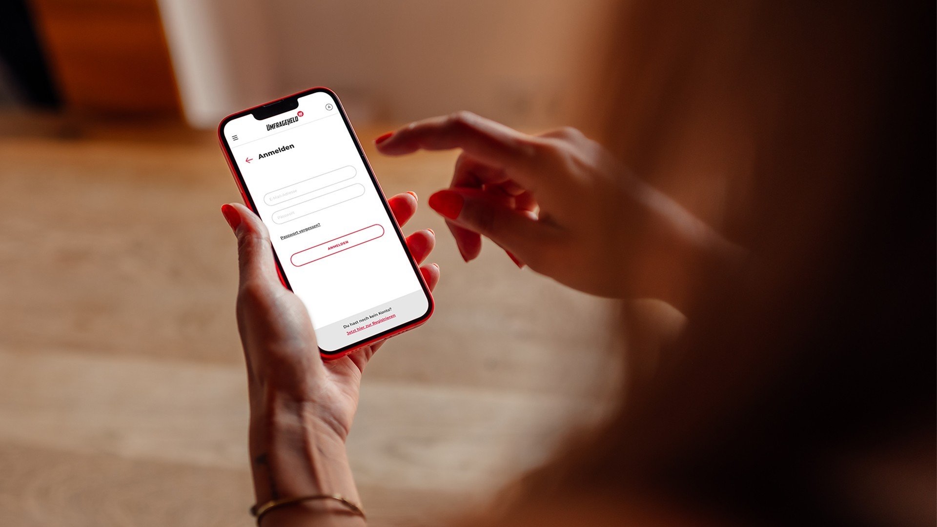 Person using the Umfrageheld mobile experience